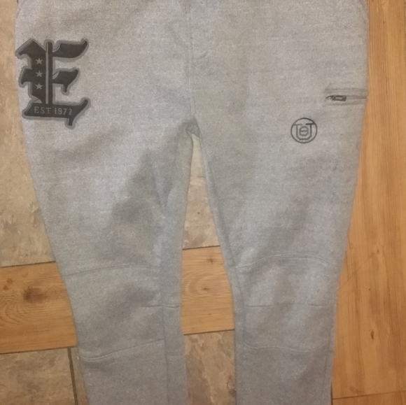 A full jumpsuit - Picture 3 of 3